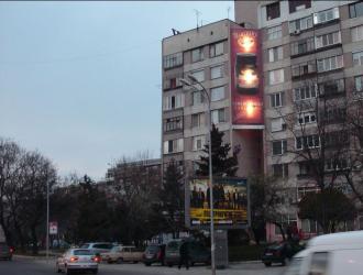 Мегаборд с изглед към потока от автомобили на пътя от Созопол за София
