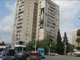 Мегаборд с изглед към южната калканна стена на булеварда
